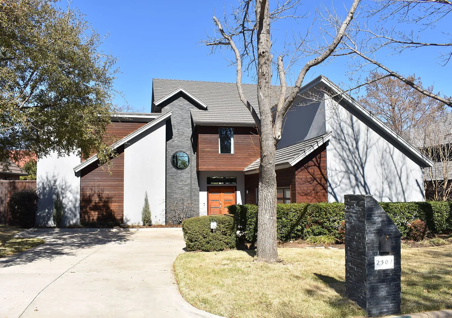 Modern home with pool in Arlington — Photo 1