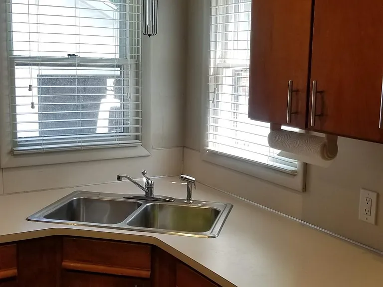 1140 Union Ave NE — Photo 3