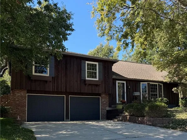 10006 Linden St, Overland Park, KS 66207