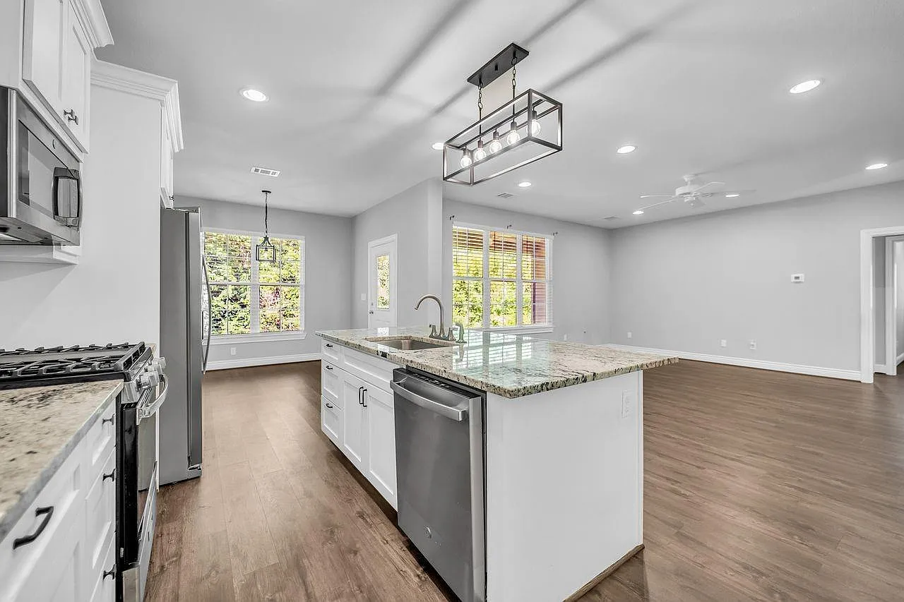 3 bed, 2.0 bath, 2001 sqft, $2,300 — Photo 4
