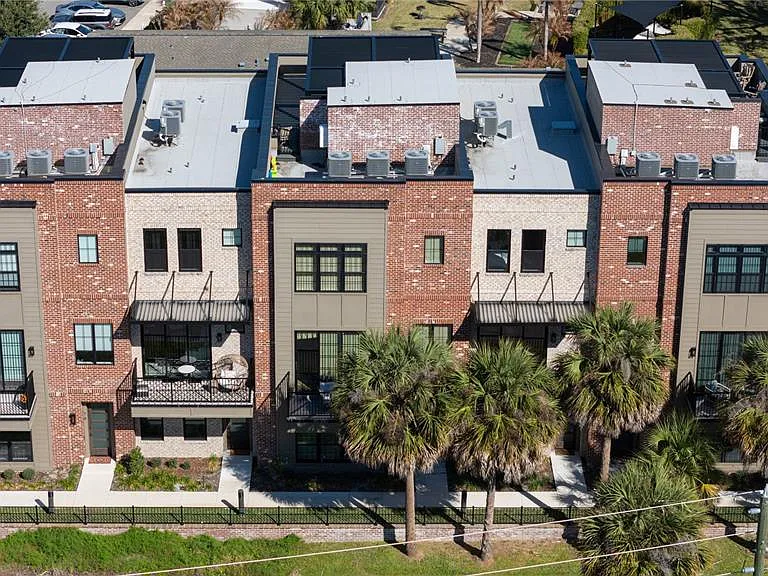 64 N Park Ave — Photo 31