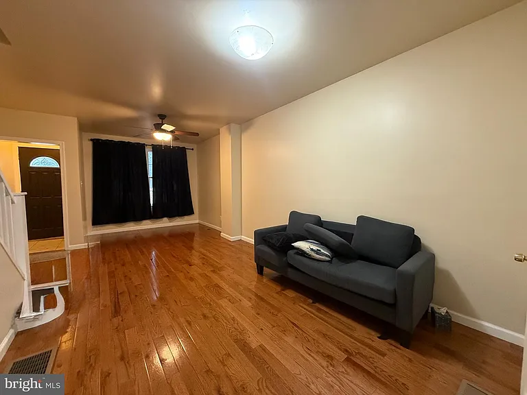 342 Gladstone St — Photo 3