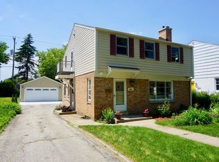 6051 N Lydell Ave, Whitefish Bay, WI 53217