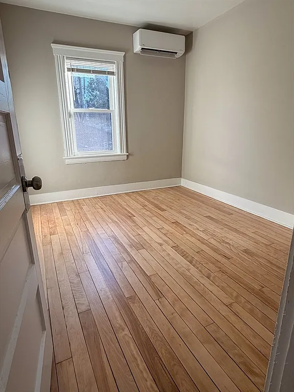 3 bed, 1.0 bath, 1200 sqft, $2,000 — Photo 2
