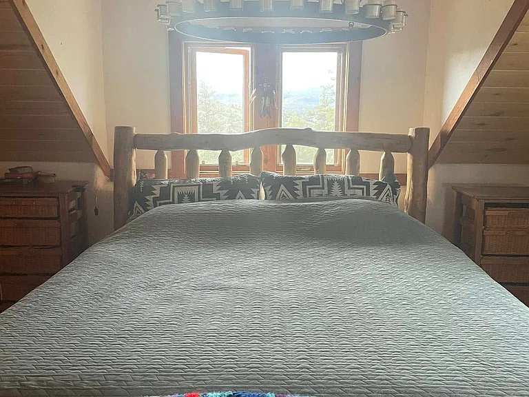 Master bedroom with a brand-new, super comfy king-size mattress.