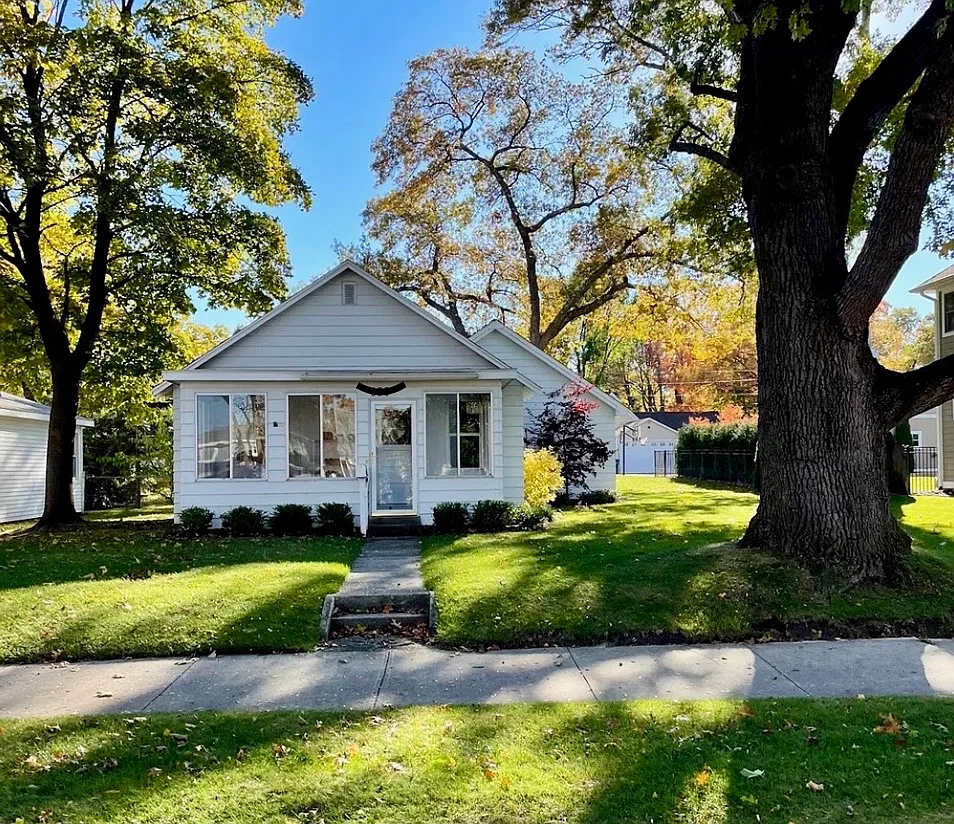 2 bed, 572 sqft, $2,400 — Photo 1