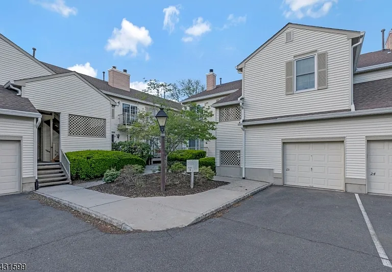 24 Spring Valley Blvd — Photo 2