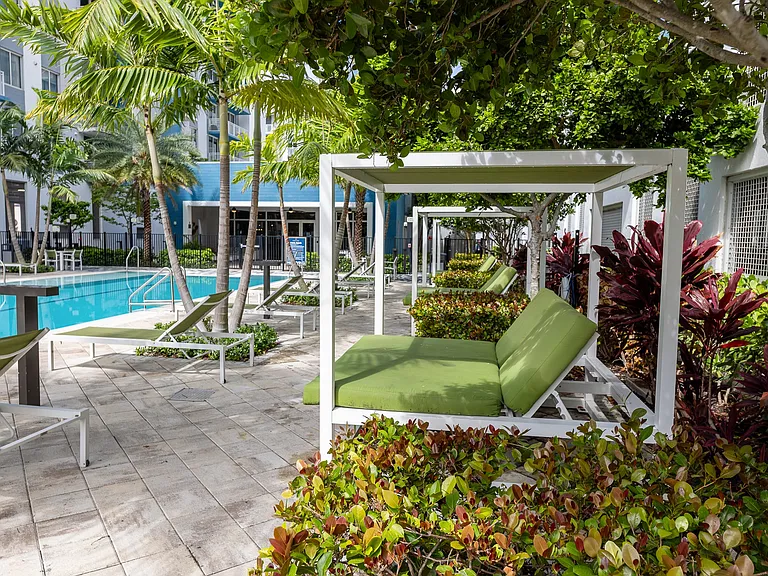 Pura Vida Hialeah Luxury Apartments — Photo 39