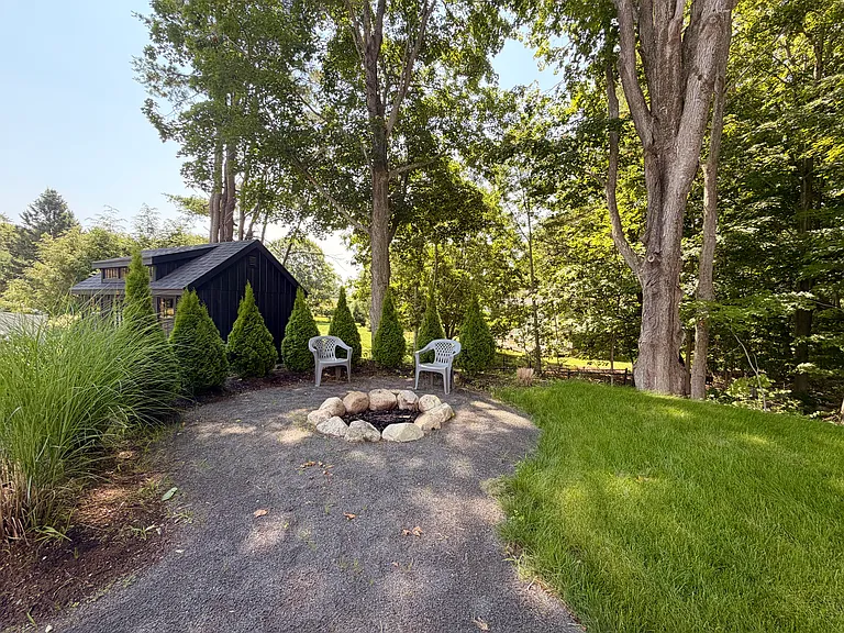 Private Firepit & Yard