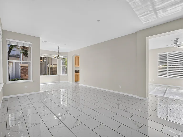 5858 Hazelwood Cmn — Photo 4