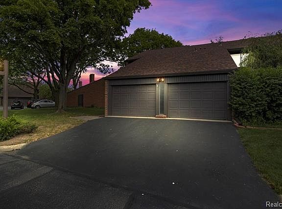 4th image of 4 Brookwood Ln