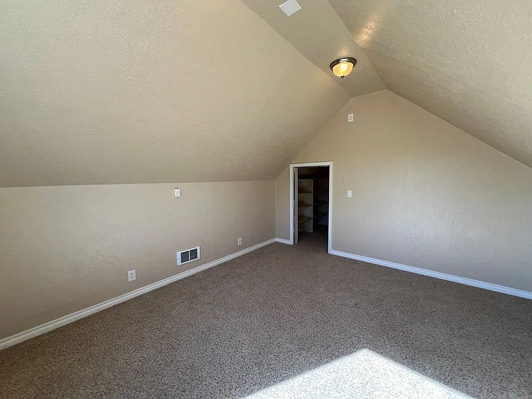 1592 Kingston Way — Photo 24