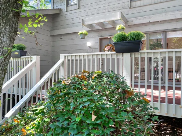 1521 Autumn Leaf Dr, Ballwin, MO 63021