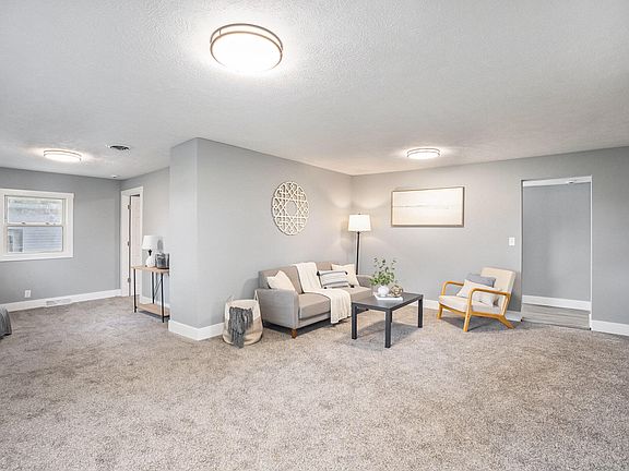 4th image of 319 W Grand River Ave