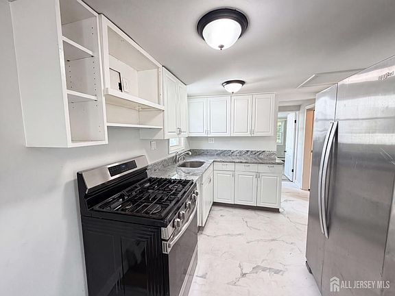 2nd image of 936 Grove Ave