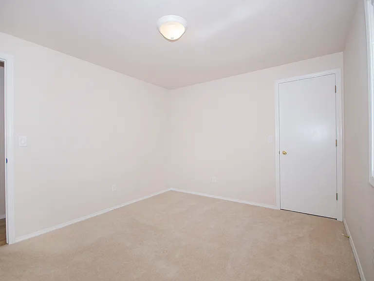 5513 N Creswell Ave — Photo 11