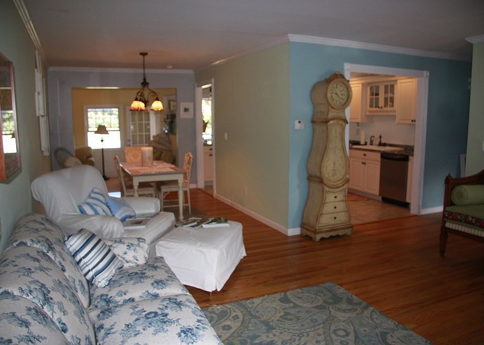 ~Great Layout with Open Floor Plan~