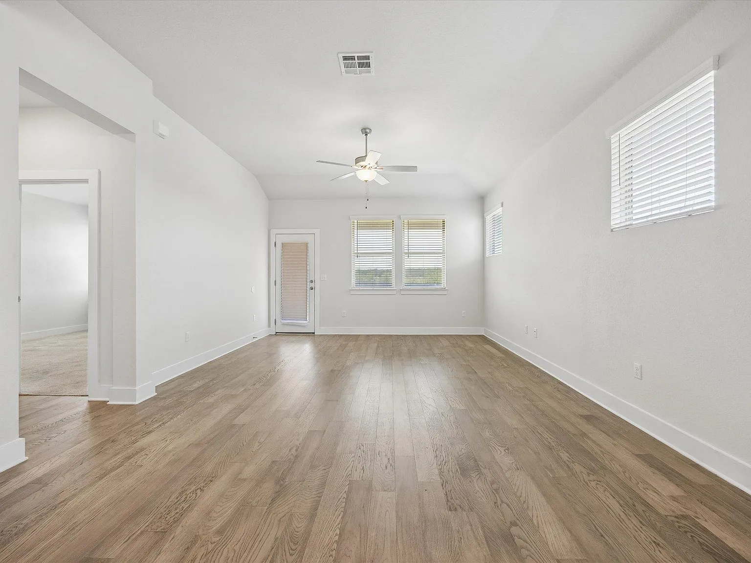 3 bed, 2.5 bath, 1973 sqft, $2,500 — Photo 3