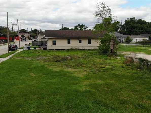 961 12th St, Gretna, LA 70053