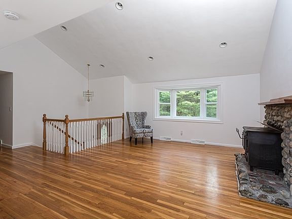 3rd image of 10 Pleasant Park Cir