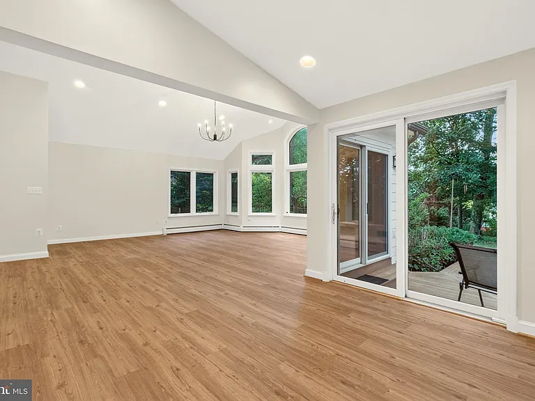 2375 N Vernon St — Photo 22