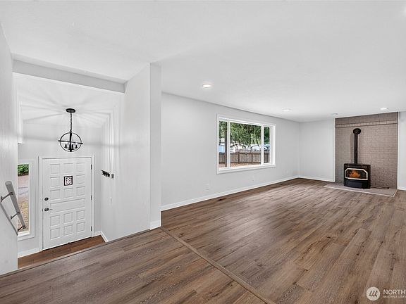 4th image of 20714 115th Avenue E