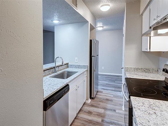 KITCHEN WITH STAINLESS STEEL APPLIANCES