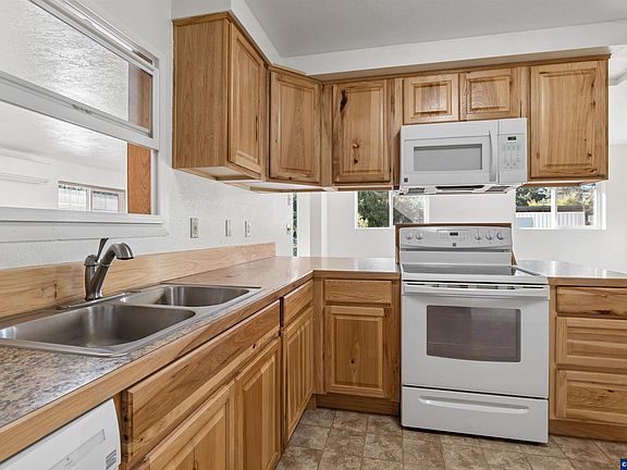 3rd image of 82600 Green Valley St
