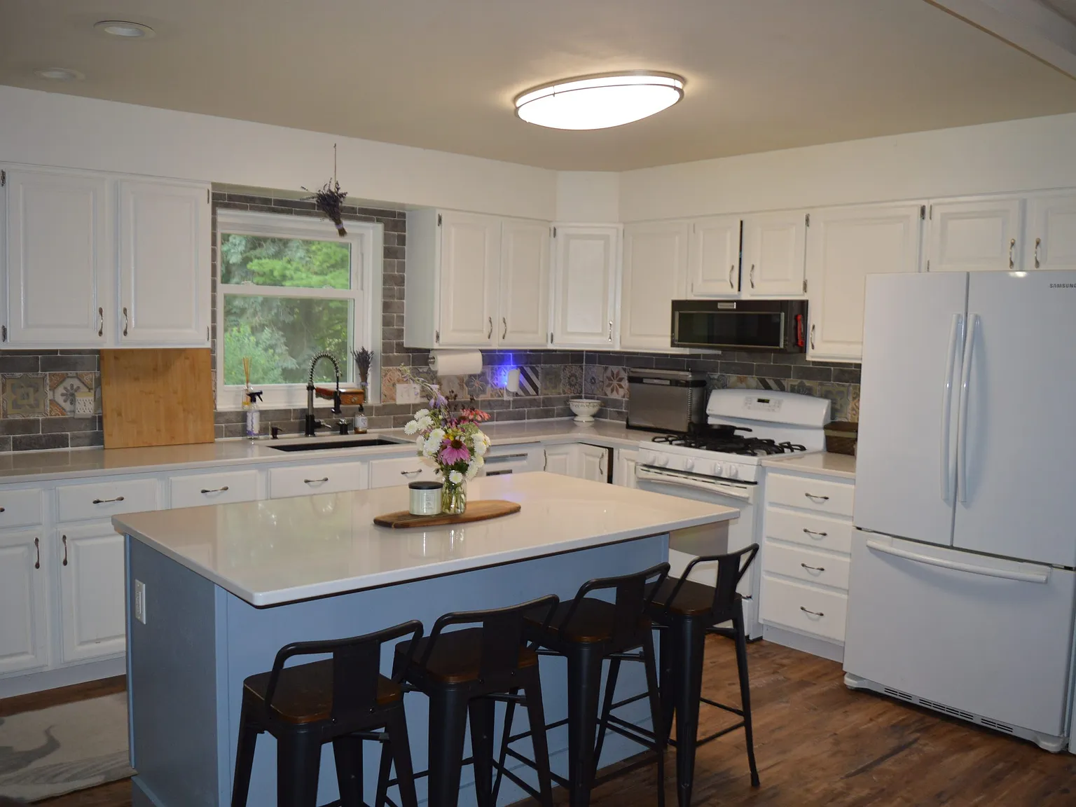 5 bed, 2372 sqft, $3,095 — Photo 2