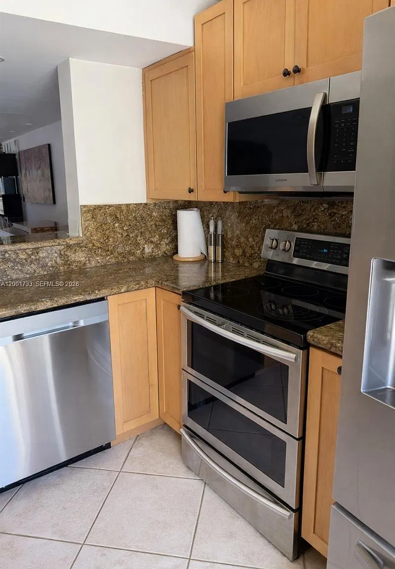 3 bed, 2.5 bath, 1590 sqft, $4,159 — Photo 4