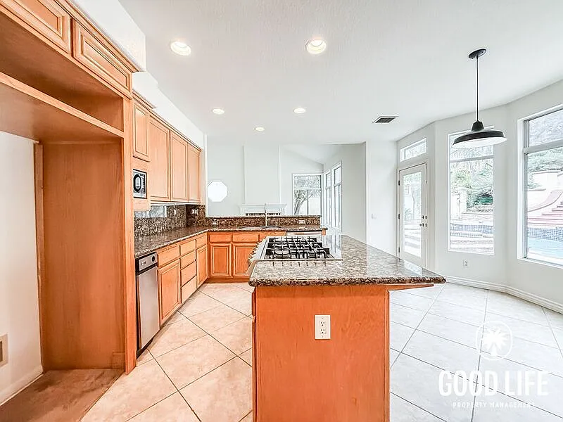 4 bed, 3.0 bath, 2949 sqft, $6,450 — Photo 4