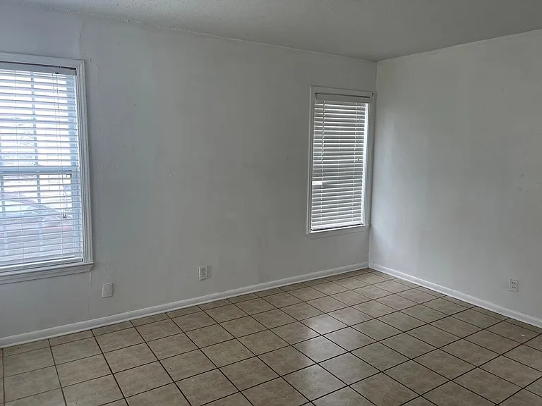 4005 Devon Dr — Photo 3