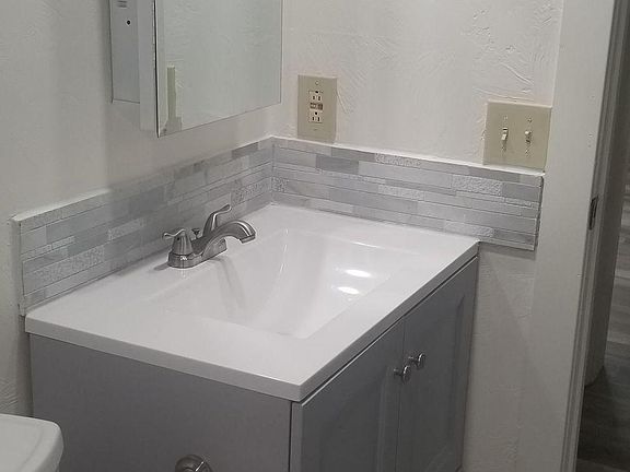 4th image of 1015 Mountain View Dr