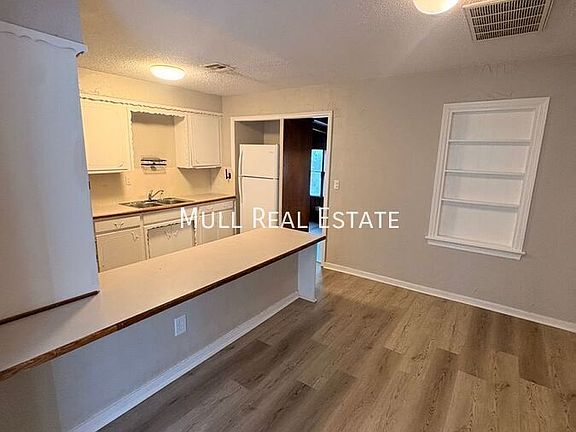 4th image of 1041 N Tabor Ave
