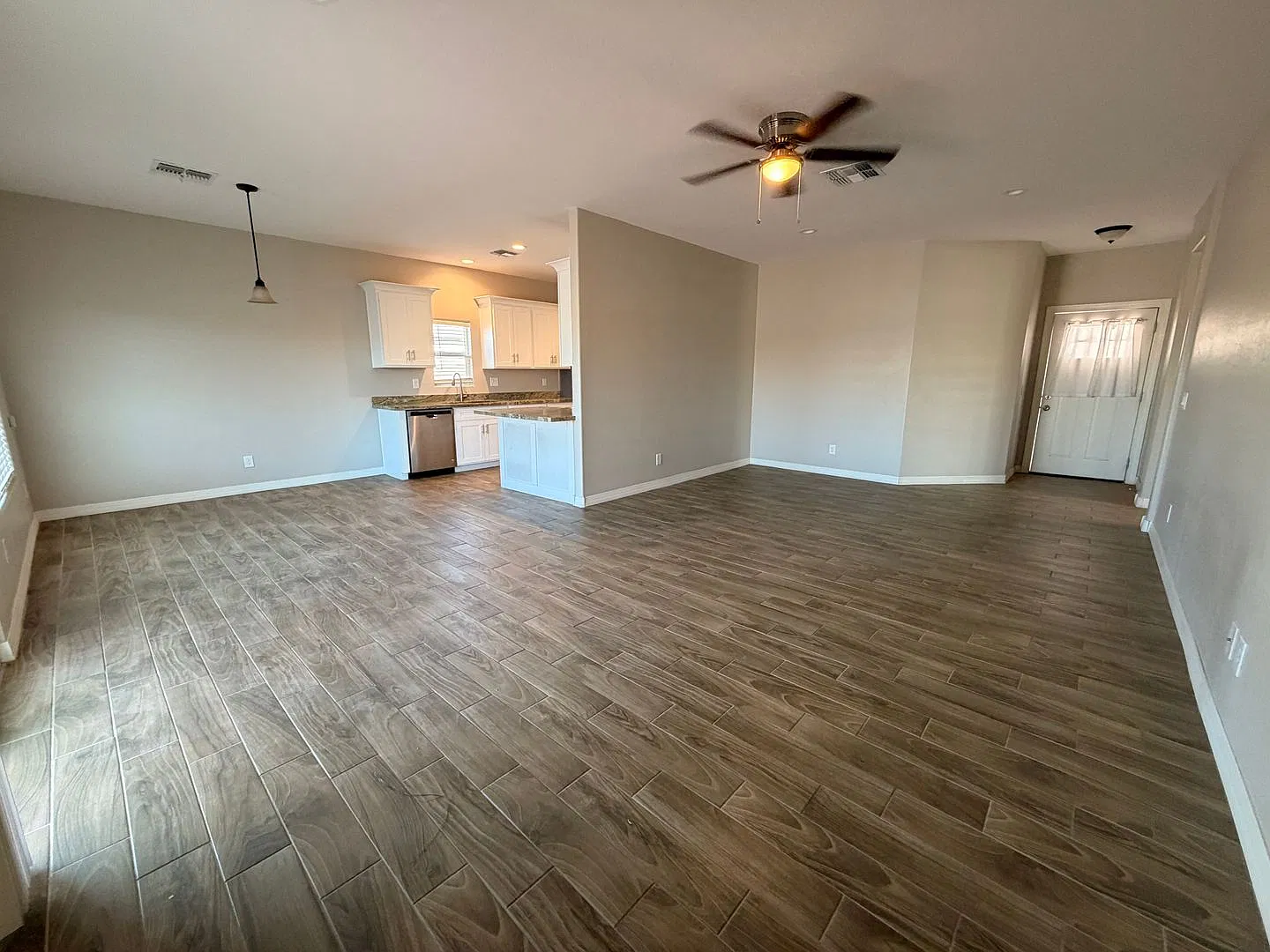 Beautiful 3 Bedroom with large fenced yard — Photo 2