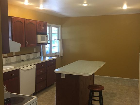 2nd image of 215 SE Dilke St APT A