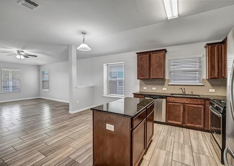 1st image of 121 Moulins Ln