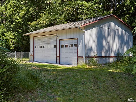 Huge 2 car garage / shop with pellet stove. 