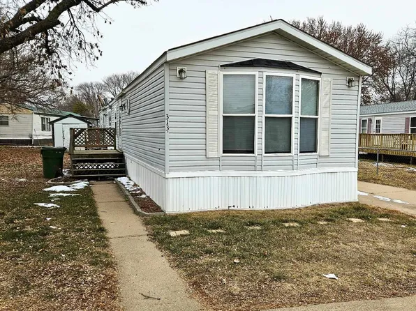 313 E Lawn Ct, Kearney, NE 68847