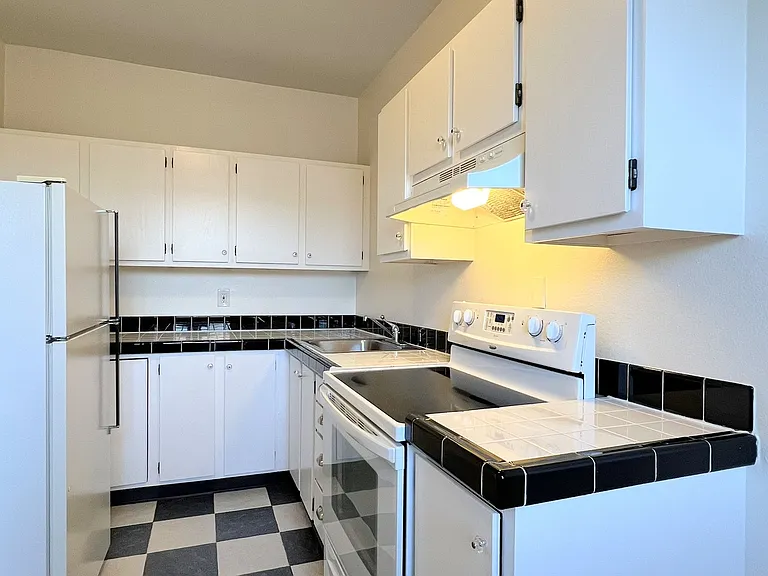 Marcella Apartments — Photo 11