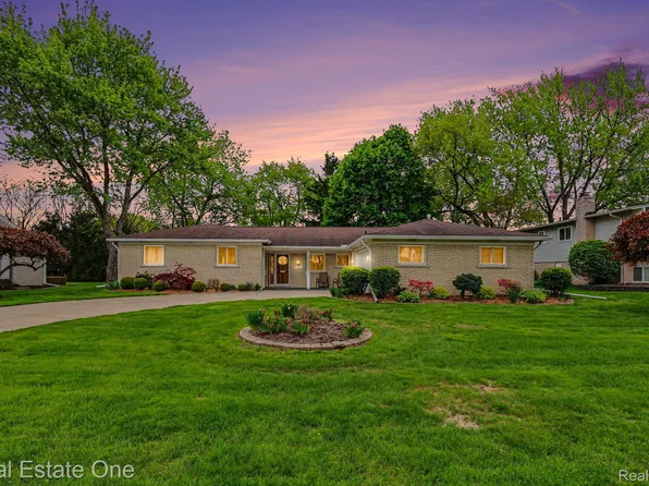 3888 Boulder Dr, Troy, MI 48084