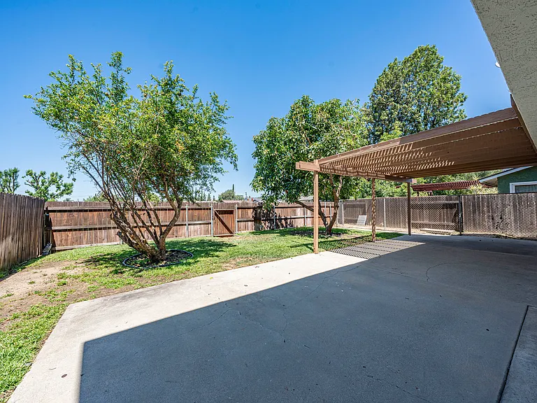 8566 Club House Dr — Photo 30
