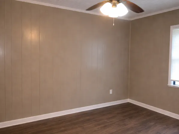 812 N Main St, Poplarville, MS 39470