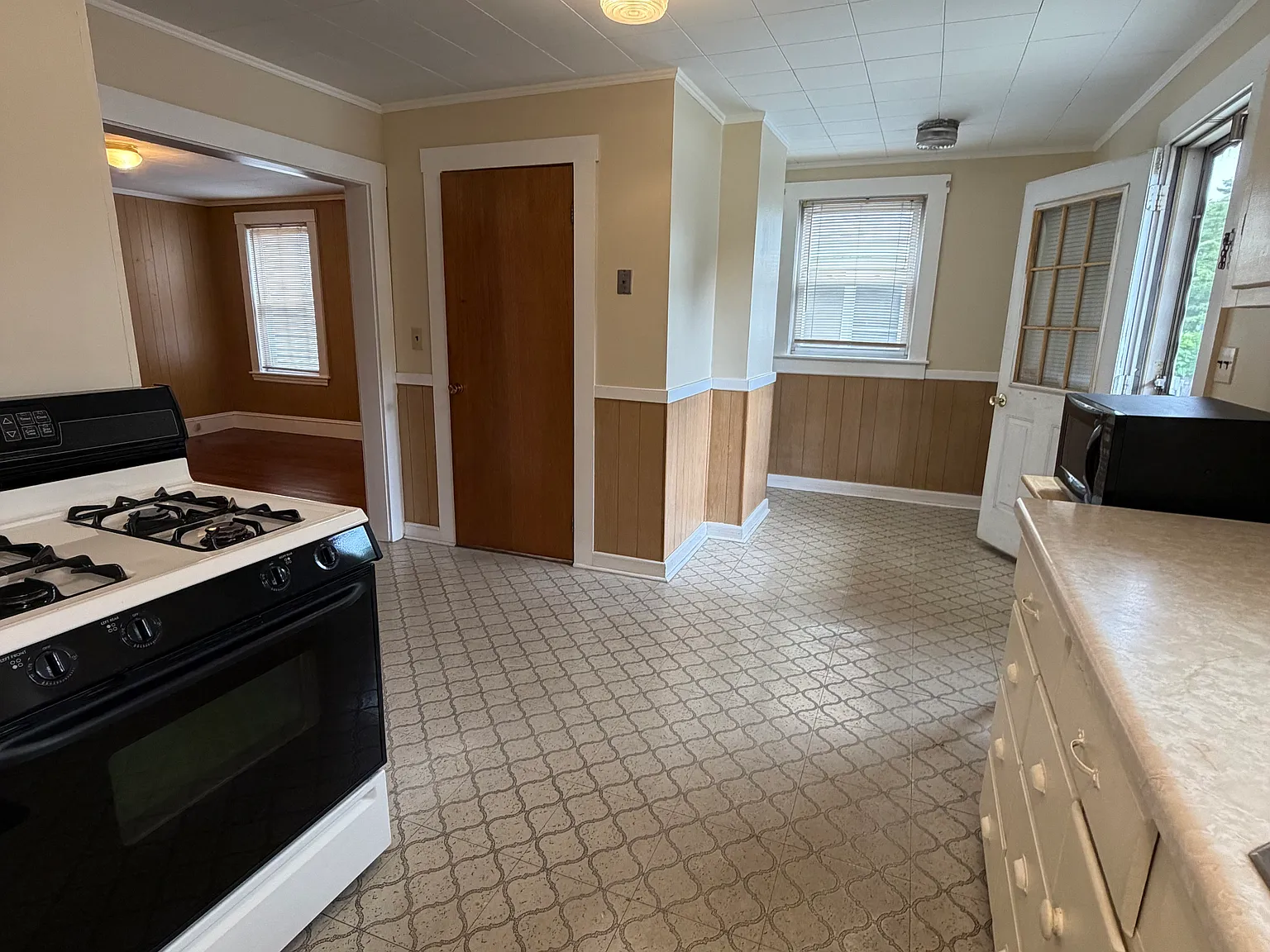 1 bed, 1.0 bath, 900 sqft, $1,895 — Photo 2