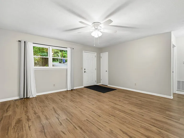 122 Wells St — Photo 5