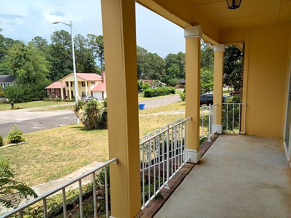 View of Yard and neighboorhood