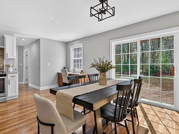 5th image of 10 Mattakeesett Ave