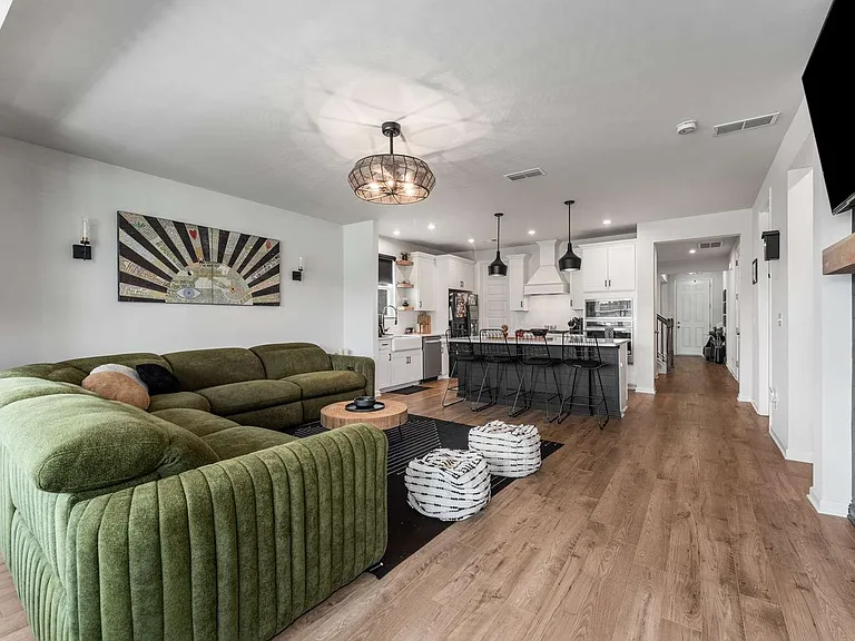 807 Cawthorn Ln — Photo 8