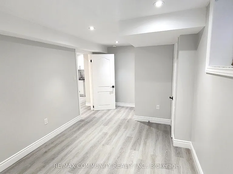435 Stonegate Ave #LOWER — Photo 9