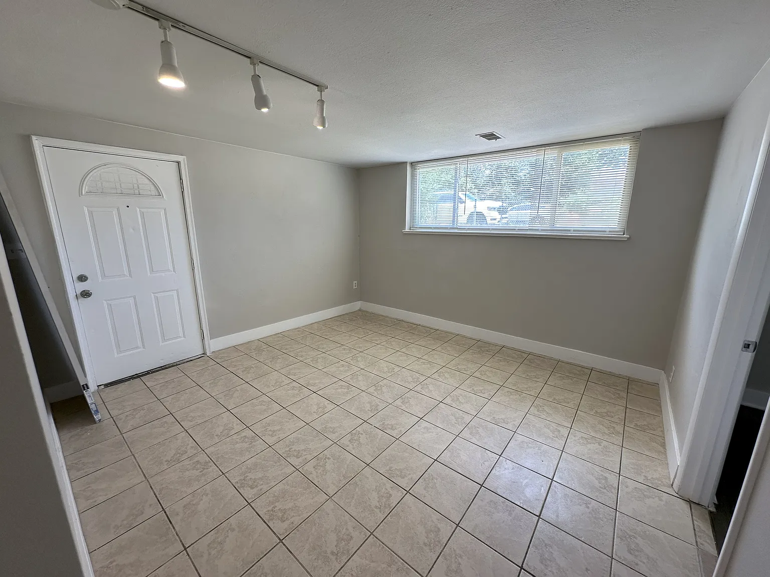 3 bed, 1100 sqft, $1,850 — Photo 2